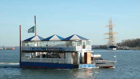 Das Restaurant »Traveblick« absolvierte heute zur Freude vieler Passanten eine kleine Flussfahrt in die Werft. Foto: JK 