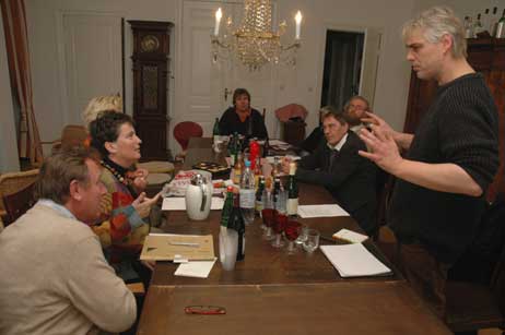 Michael Böttger (rechts) bei einer Besprechung mit Travemünder Künstlern im November 2007. Die Veranstaltung ist für dieses Jahr abgesagt. Foto: ARCHIV TA