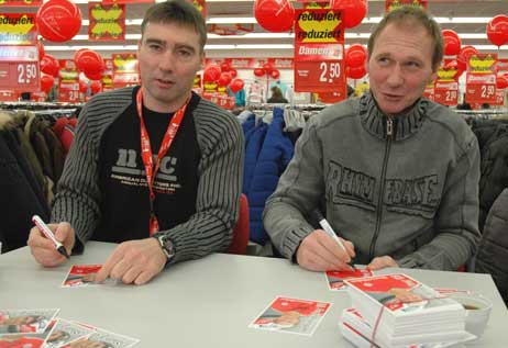 Co-Trainer Timo Lange und Torwarttrainer Perry Bräutigam vom F.C. Hansa Rostock schrieben bei kik Autogramme für die Fans. Foto: JK