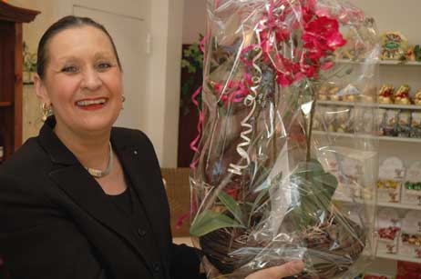 Strahlte: Rosemarie Haupt hat heute pünktlich ihr Fachgeschäft »Confiserie & mehr« in der Bertlingstaße eröffnet. Viele Stammkunden gratulierten mit Blumen. Foto: JK