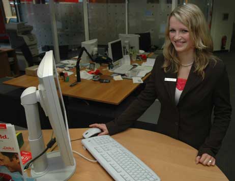Tanja Ehlers (20) aus Lübeck lernt in der Sparkassen-Geschäftsstelle in der Vorderreihe. Foto: HELGE NORMANN 