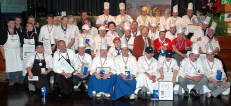 Viele Köche und doch lecker: Wie auf unserem Foto von 2007 werden am 17. März 2008 wieder viele Köche der Region im Maritim Strandhotel Travemünde die besten Gerichte des »Ostseegericht 2008« zubereiten. Foto: ARCHIV TA 
