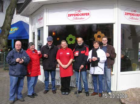 Frischen Kaffee für die Müllsammler spendierte die Bäckerei Zippendorfer. Foto: SPD 