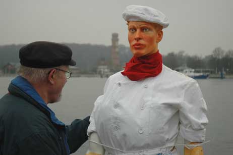 Schiffskoch Jakob guckt noch etwas bedröppelt. Wurde er betäubt und auf die Passat verschleppt? Offensichtlich wurde die Mannschaft in Fesseln an Bord gebracht. Foto: HELGE NORMANN