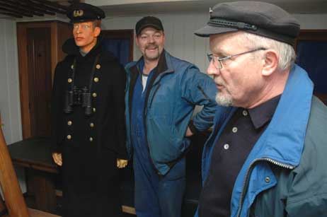 Kapitän Ulf Sack (rechts) und Schiffsmechaniker Mike Zöllner (mitte) sperrten Kapitän Jan Stürhold bis zur Abreise im Kartenraum der Viermastbark »Passat« ein. Foto: HELGE NORMANN