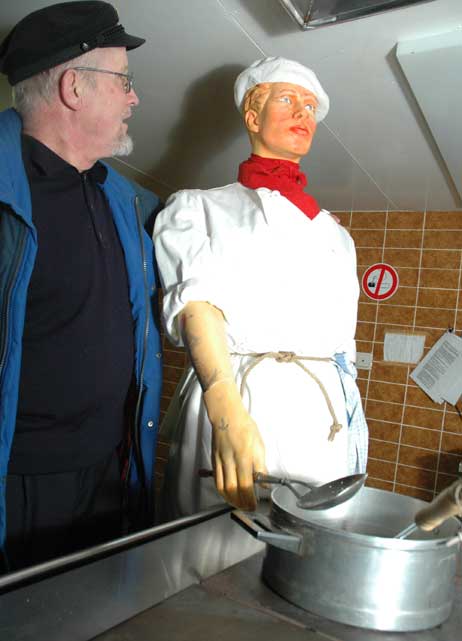 Kapitän Ulf Sack freut sich: Als erstes will Schiffskoch Jakob in der Kombüse eine ordentliche Portion Labskaus kochen. Foto: HELGE NORMANN