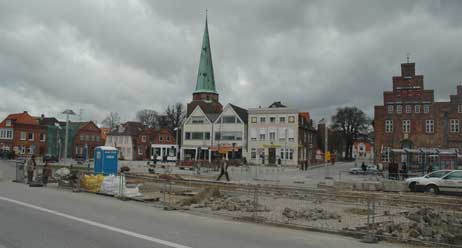 Der Fährplatz ist zur Zeit wieder Baustelle, im Augenblick werden die Parkplätze im Bereich der Priwall-Fähre in ihren endgültigen Zustand gebracht. Foto: TA 