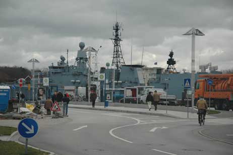 Der Fährplatz mit seiner interessanten Verkehrsführung. Foto: TA 
