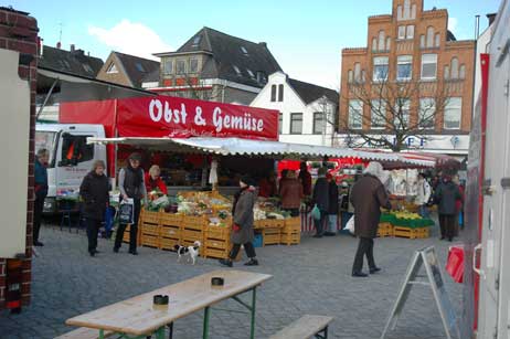 Immer montags und donnerstags ist Wochenmarkt auf dem Fährplatz. Foto: TA 