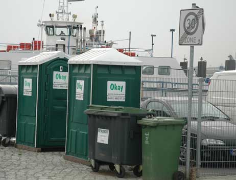 Chemie-Toiletten tun einen guten Dienst – als Übergangslösung. Am Fährplatz schon fast zwei Jahre. Foto: TA 