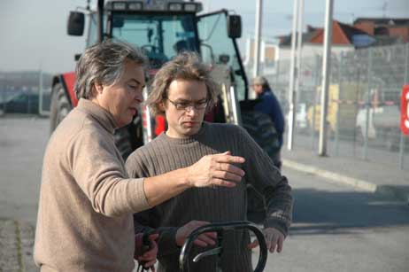 Organisator Frank A. Thomas und Bildhauer Olli Mantere diskutieren. Foto: TA