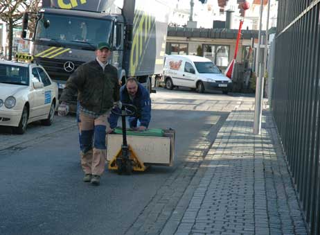 Die Kiste muss um das ganze Gebäude herum, nur der Haupteingang zur Vorderreihe hin ist breit genug. Foto: TA