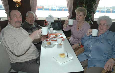 Prost Käffchen: Waldemar Albrecht (links am Fenster), Wilhelm Albrecht (links vorn), Ute Albrecht (rechts am Fenster) und Inge Seipold (rechts vorn) aus Travemünde sind Stammgäste. Foto: HELGE NORMANN