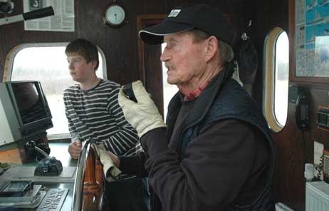 Kapitän Peter Meyer begrüßt die Passagiere über Bordlautsprecher. Foto: HELGE NORMANN