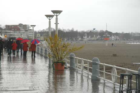 Gut ausgerüstet mit Regenschirmen wagten sich doch einige Besucher zum Auftakt des Drachenfestes. Foto: TA