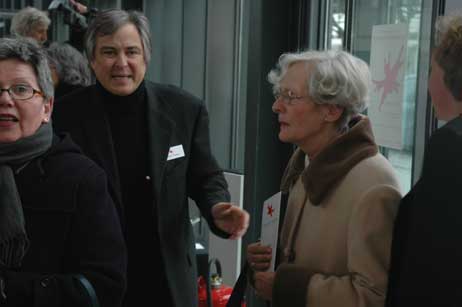 Organisator Frank Thomas begrüßte die Gäste der Vernissage. Foto: TA