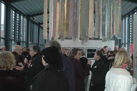 Über den Köpfen des Publikums schwebte die Papierinstallation von Dr. Helena Rytkönen. Foto: TA