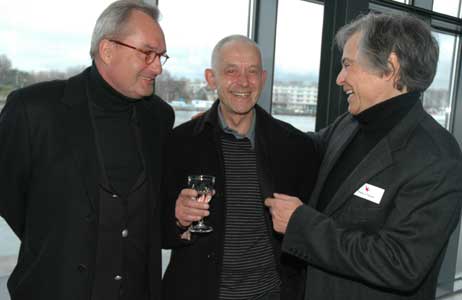 Im Einsatz für die Kunst: Der finnische Honorarkonsul Gunther Ranke, Kapitän Falk Ohlig von der Lübecker Hafengesellschaft und Filmemacher Frank Thomas von der Kunstinitiative Travemünde. Foto: TA
