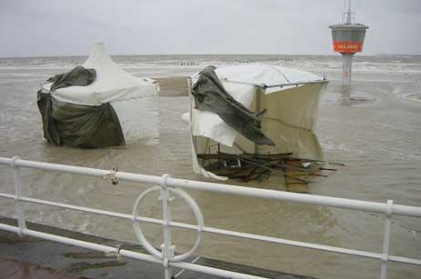 Zerstörte Drachenfliegerzelte am Strand. Foto: WOLFGANG MOEBIUS 