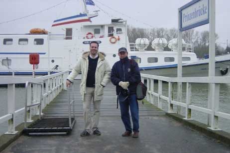 Die Kapitäne der »MS Sven Johannsen« (Sven Johannsen und Peter Meyer) fahren heute nicht, weil sie kein Risiko eingehen wollen. Foto: WOLFGANG MOEBIUS 