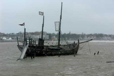 Das Piratenschiff »13« vom Priatenspielplatz an der Nordermole auf rauer See... Foto: KLAUS ABRAHAM 