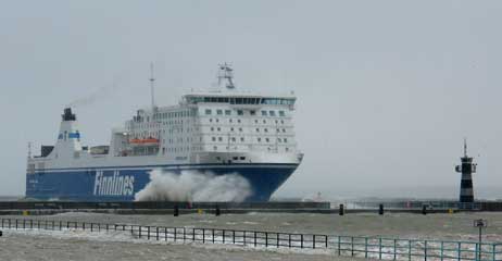 Die »MS Nordlink« passiert die Nordermole, die überflutet ist. Foto: KLAUS ABRAHAM 