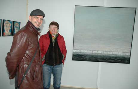 Barbara Kranz und Volker Kapp gefiel besonders die »Küstenlandschaft« von Wolfgang Blockus. Foto: TA 