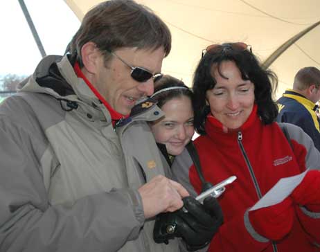 Erschwerte Bedingungen: Bernhard, Verena und Andrea Peifer aus dem Saarland versuchten sich mit dem Navi-Handy beim Geocaching. Foto: TA