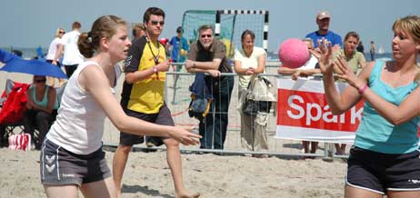 Am 28. und 29. Juni 2008 steigt wieder der Travemünder Beach-Handball-Cup am Strand bei der Nordermole. Foto: ARCHIV TA