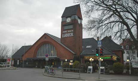 Der Travemünder Strandbahnhof kommt nicht zur Ruhe. Zur Zeit ist der Türgriff vom öffentlichen WC abgebrochen, die Tür kaum zu öffnen. Immerhin wurde Mittwoch gereinigt, soweit das möglich ist, wenn die WC-Brille nachträglich an der Schüssel mit Schrauben fixiert wurde. Foto: TA 