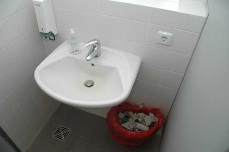 Das Personal-WC der Mieter im Strandbahnhof wurde laut Christian Jäger seit November nicht geputzt. Foto: TA 
