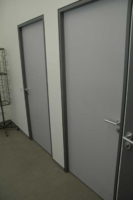Zugang zum Reich des Schreckens: Links die Toilette, die die LTM für sich allein beansprucht. Rechts das WC der übrigen drei Mietparteien. Herren? Damen? Reinigung? Fehlanzeige. Foto: TA 