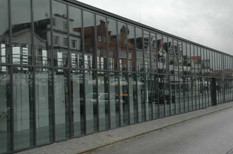Das gläserne Kreuzfahrt-Terminal am Ostpreußenkai wird im April mit Bildschirmen für ein Schiffs-Informationssystem ausgstattet. Einer soll direkt über dem Haupteingang platziert werden. Foto: TA 