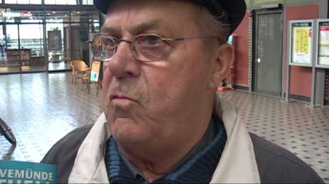 Zufrieden mit der Bahnfart Lübeck-Travemünde: Rentner Helmut Hirsekorn. Foto: TA 