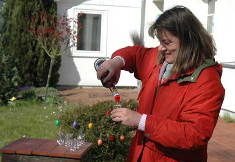 Leuchtturm-Pächterin Claudia Schmäing schenkte großzügig den guten Hansen-Rum, über Jahrzehnte in den Verliesen des Alten Leuchtturms gereift, aus. Foto: SN 