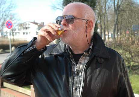 Auf Ex! Joerg Fouquet meisterte den Rum-Test anstandslos. Grundvoraussetzung für den Dienst auf dem Windjammer, fast noch wichtiger als Nautische Kenntnisse. Foto: SN 