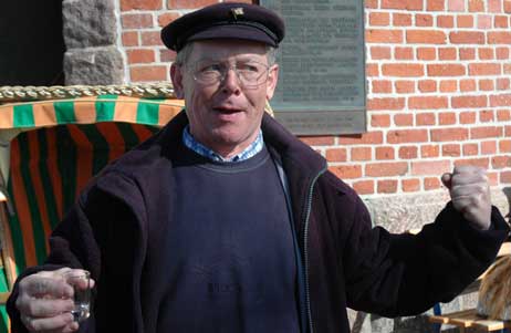 Geschafft: Die Seemanns-Prüfung hat auch Rudi Lichtenhagen bestanden. Wird er am 16. April »Kaffee & mehr« moderieren oder ist er dann schon unter vollen Segeln auf dem Weg nach Chile? Foto: SN 