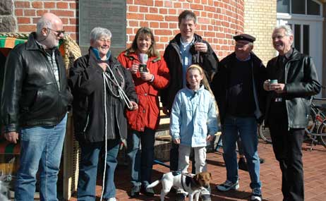 Die neue Crew der »Passat« ist komplett inklusive Bordhunde. Foto: SN 