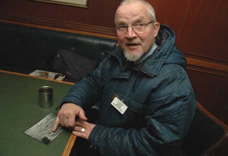 Ein altes Luftbild aus Familienbesitz zeigt das Travemünde des Jahres 1945. Kapitän Ulf Sack (68) erzählt aus seiner Kindheit. Foto: TA 