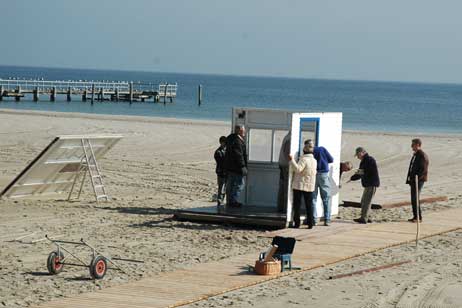 Am Samstag wurde schon das Strandhaus der Vermietung Aichholzer aufgebaut, Sonntag folgen die ersten Körbe. Foto: TA