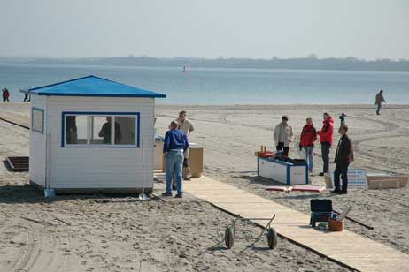 Geschafft: Das Dach ist das Schwierigste, und das ist drauf. Die Saison 2008 kann beginnen! Foto: TA
