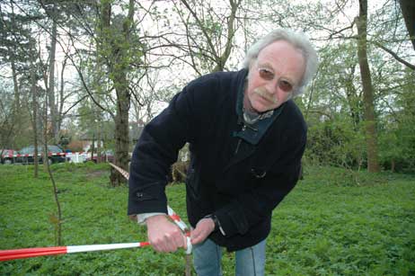 Eckhard Erdmann von der »Interessengemeinschaft Behutsame Priwallentwicklung« brachte das Absperr-Band im Wald an der Mecklenburger Landstraße an. Foto: TA
