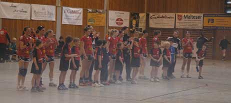 Vorstellung der Spielerinnen vor dem Anpfiff. Foto: TA 