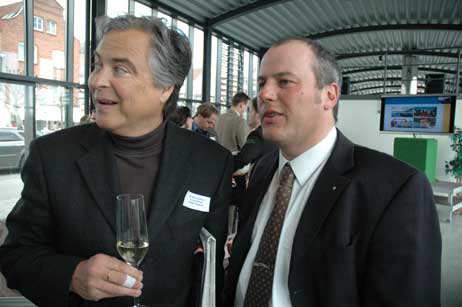 Frank Thomas von der Kunstinitiative Travemünde und Kurdirektor Uwe Kirchhoff. Foto: TA 