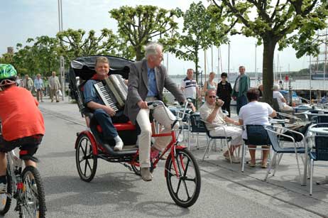 Wolfgang Moebius fährt nicht nur Peter Loose, sondern gern auch mal ein paar Gäste in der »Travemünde Aktuell« – Rikscha durch die Vorderreihe. Foto: TA