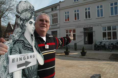 »Eintritt frei« heißt es am 1. Juni 2008 auch im neuen Seebadmuseum Travemünde: Harald Jacobsen, Ehrenmitglied im Heimatverein, und die Badenixe aus dem 19. Jahrhundert laden von 11 bis 18 Uhr zum »Tag der offenen Tür«. Foto: TA