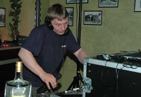 DJ Marcus legte wieder im »Alten Bahnhof 1913« die Platten auf. Foto:TA
