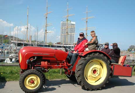 Jürgen Schaaf aus Gremersdorf in Oldenburg/Holstein fährt einen Porsche Diesel 26 PS Standard Stern. Foto: TA 