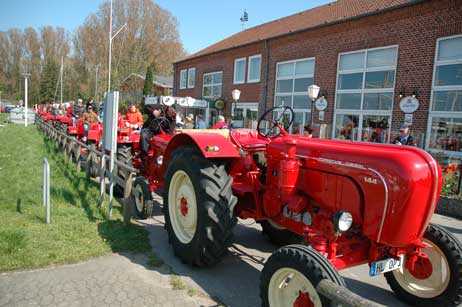 Travemünde Aktuell: 30 feuerrote Porsche-Trecker im Passathafen