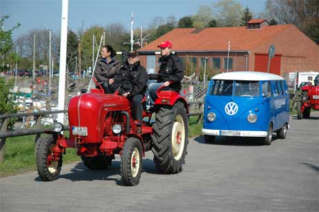 Travemünde Aktuell: 30 feuerrote Porsche-Trecker im Passathafen